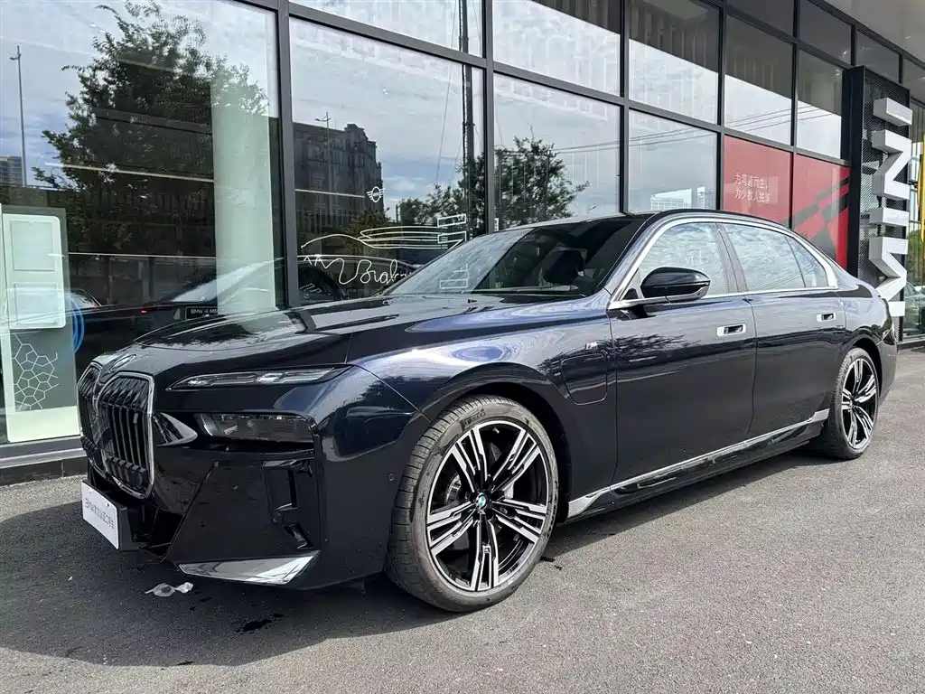 BMW i7