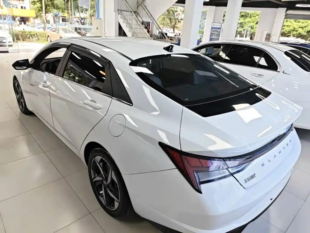 Hyundai Elantra — миниатюра 5