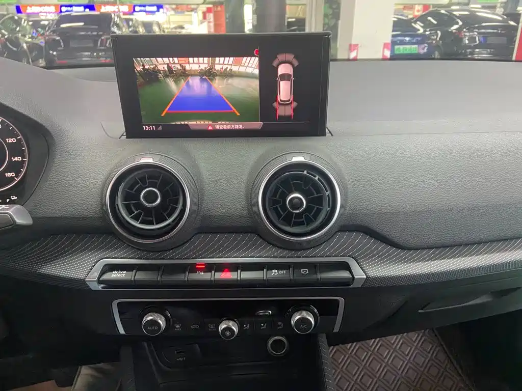 Audi Q2L e-tron — миниатюра 10