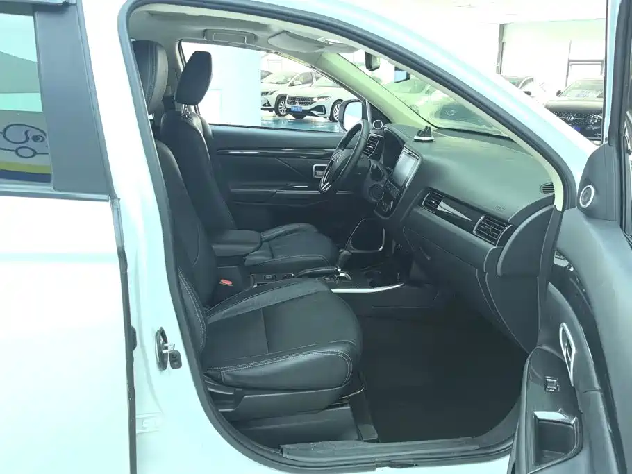 Mitsubishi Outlander — миниатюра 8