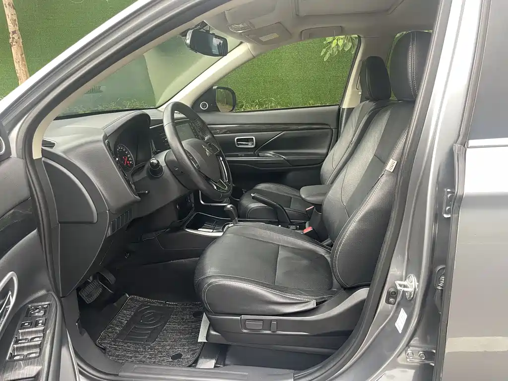 Mitsubishi Outlander 2018 2.0L 5 мест