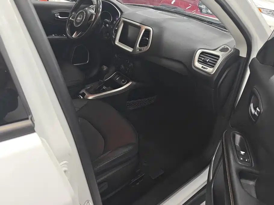 Jeep Compass — миниатюра 8