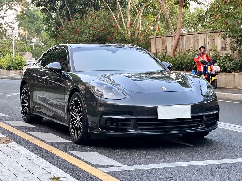PORSCHE PANAMERA