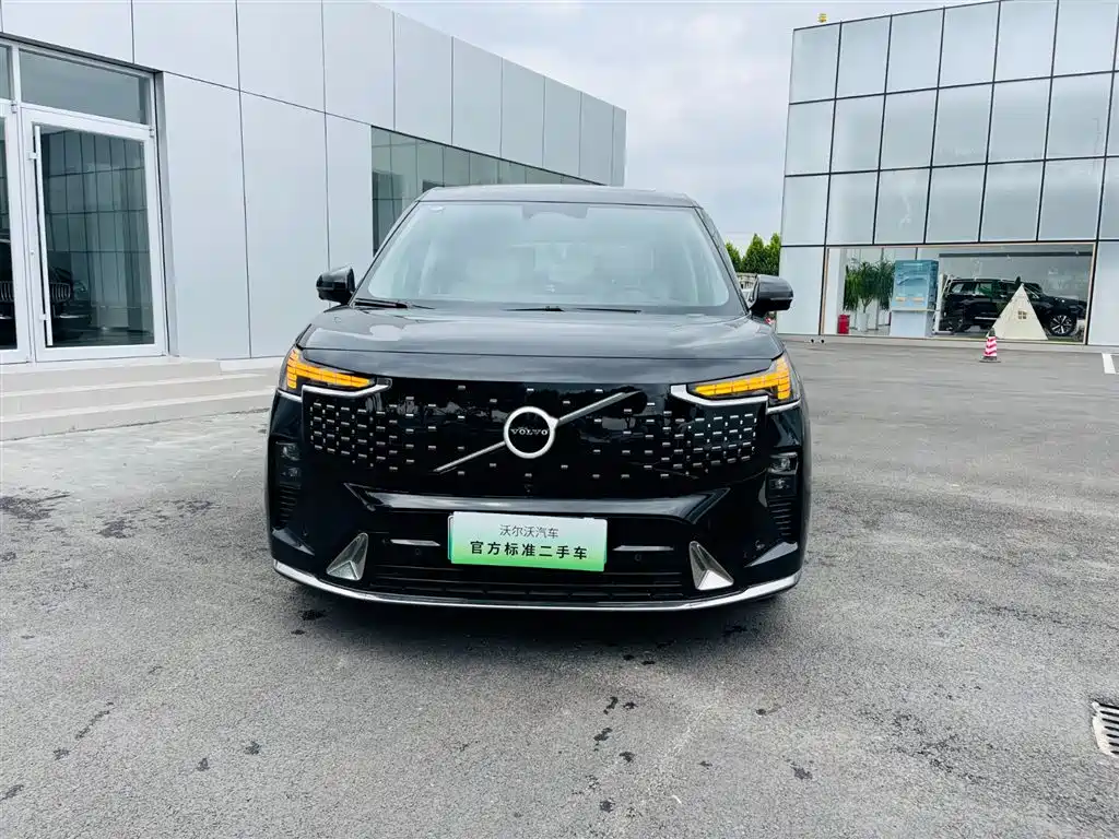 Volvo EM90 2025 Ultra мест