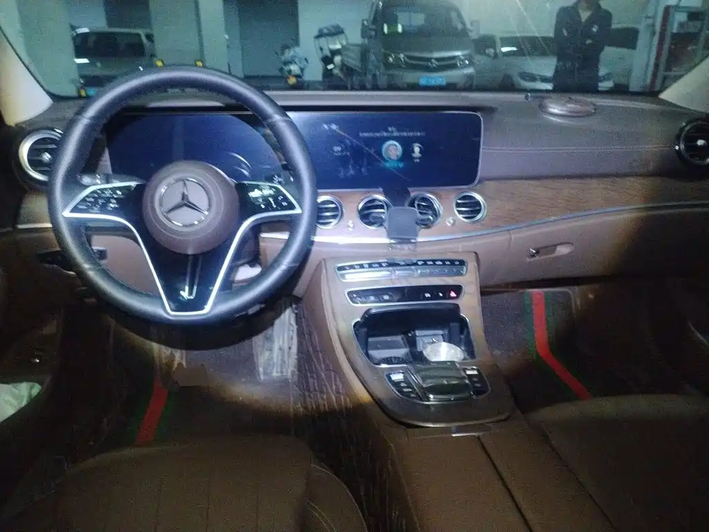 Mercedes-Benz E-Class — миниатюра 5