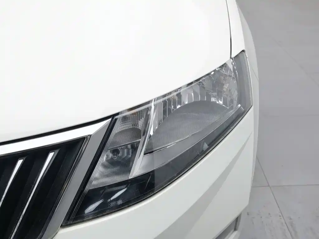 Skoda Rapid — миниатюра 7