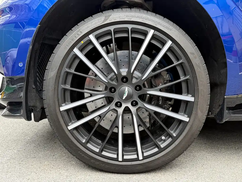 Aston Martin DBX 2023 4.0T V8 707