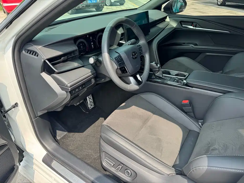 Toyota Camry — миниатюра 18