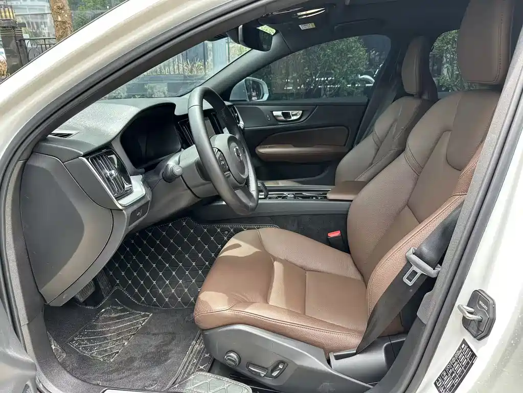 Volvo S60 2026 B4 Luxury