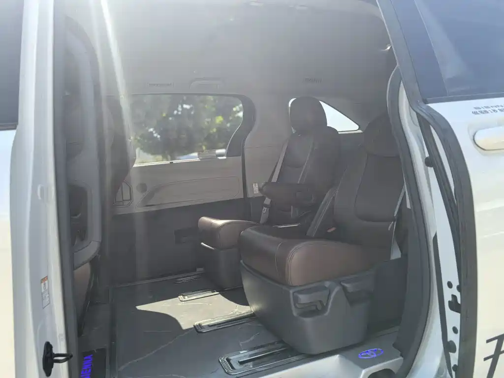 Toyota Sienna — миниатюра 8