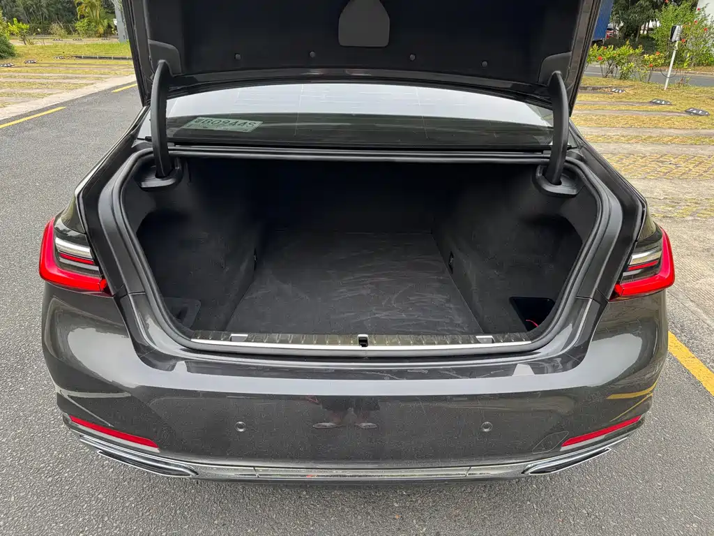 BMW 7 Series — миниатюра 8