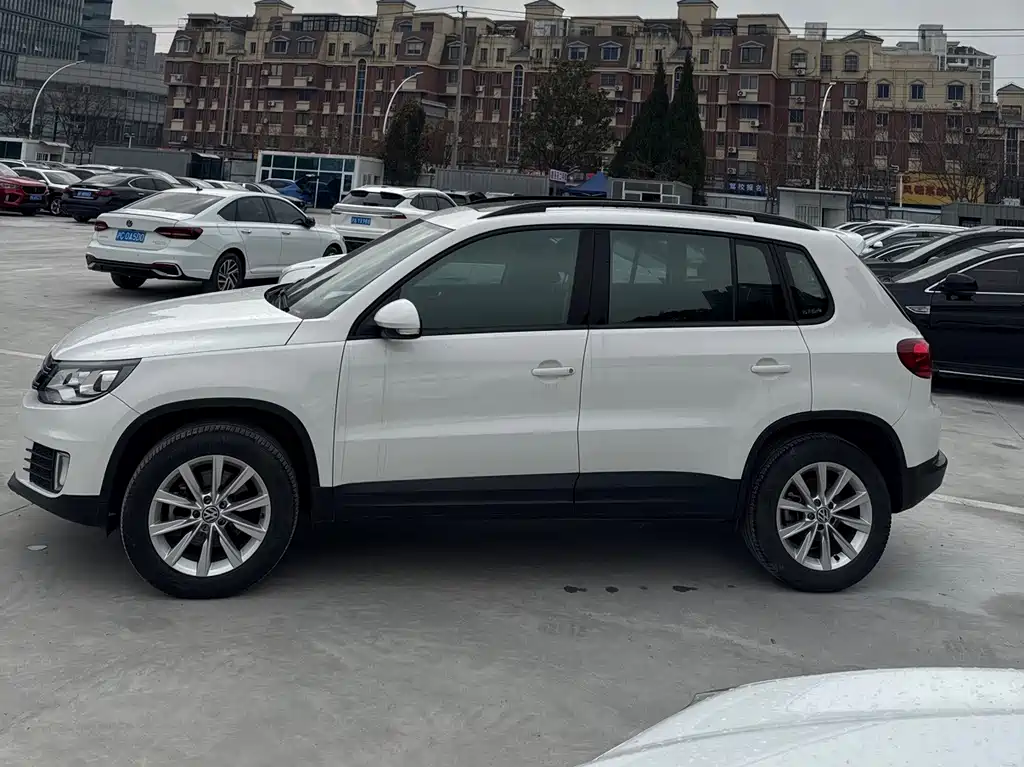 VOLKSWAGEN TIGUAN