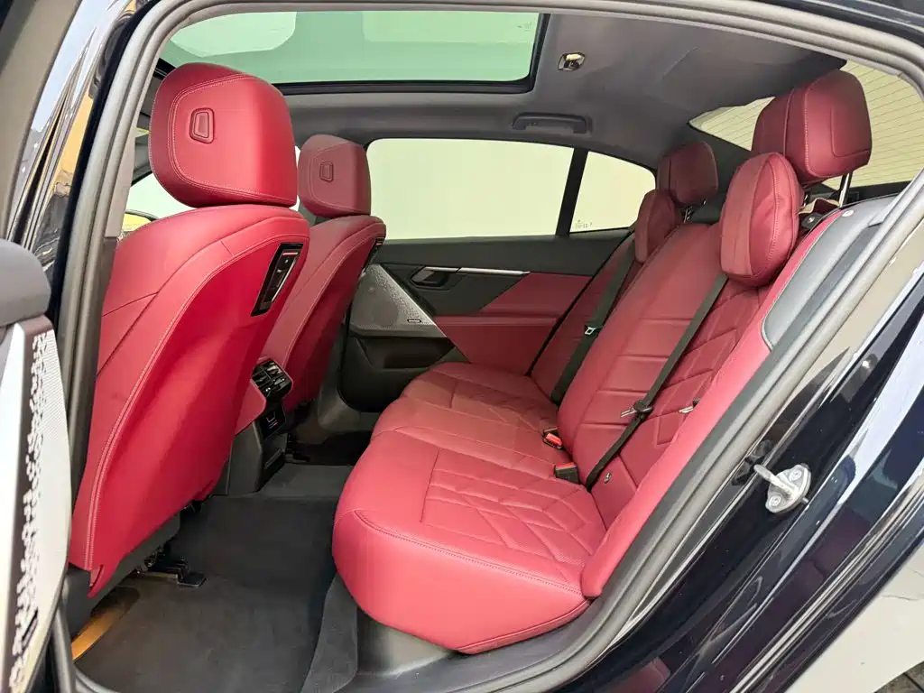 BMW 5 Series — миниатюра 13