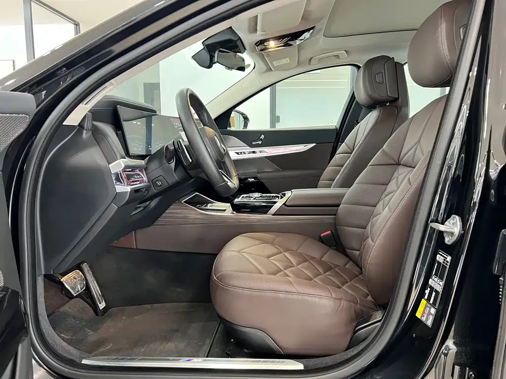 BMW i7 — миниатюра 14