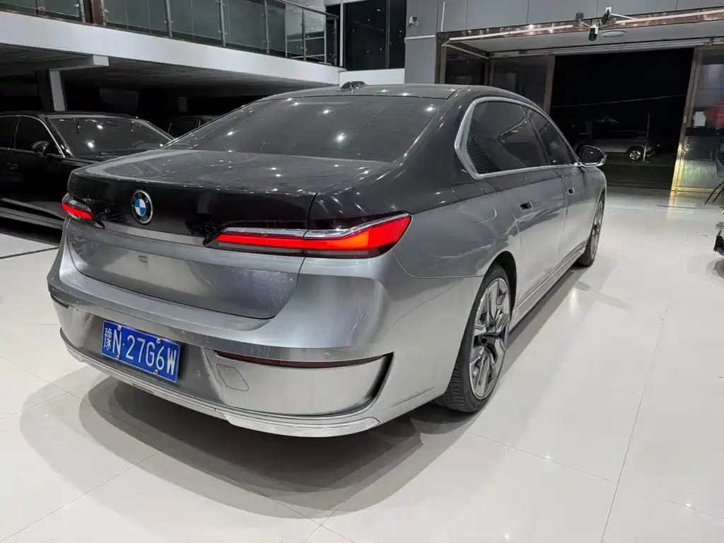 BMW 7 Series — миниатюра 9