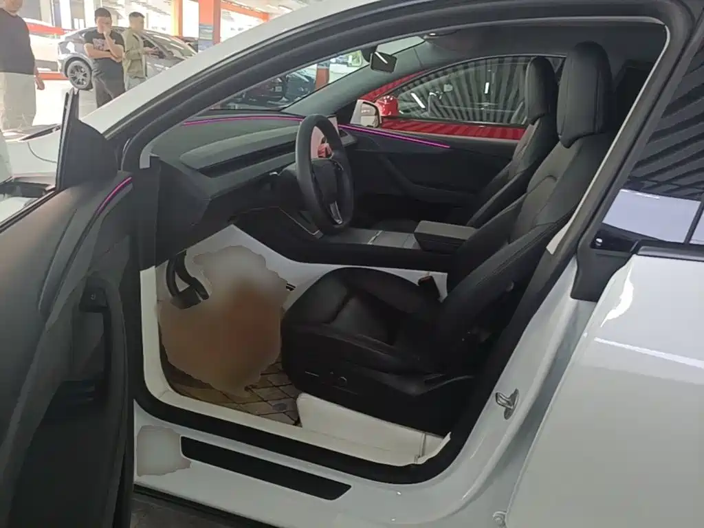 Tesla Model Y — миниатюра 15