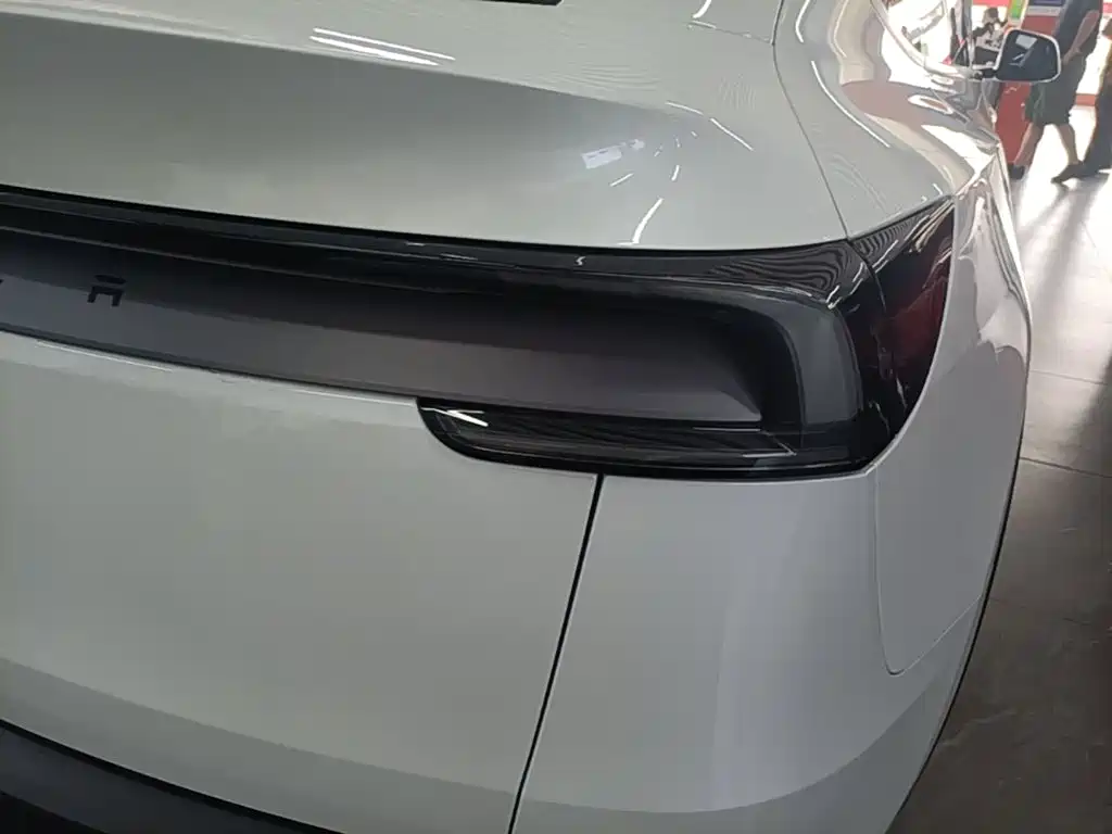 Tesla Model Y — миниатюра 8