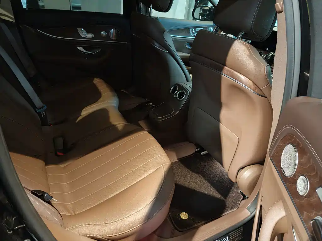 Mercedes-Benz E-Class — миниатюра 9