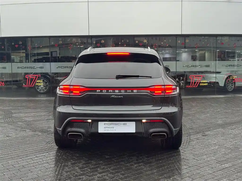 PORSCHE MACAN
