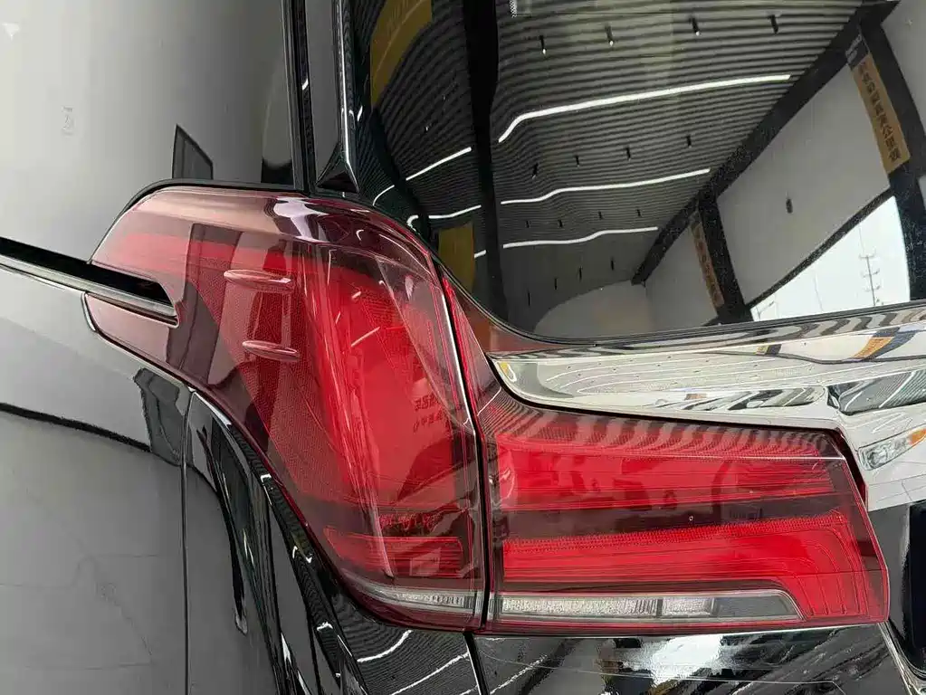 Toyota Alphard — миниатюра 8