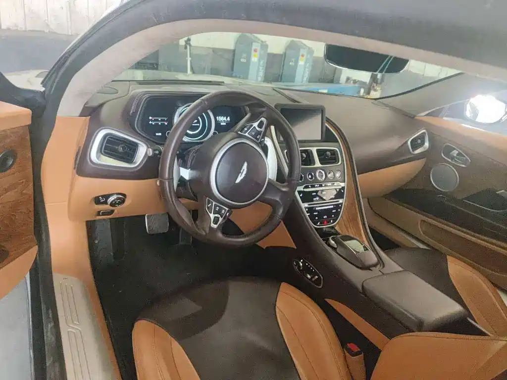 Aston Martin DB11 — миниатюра 5