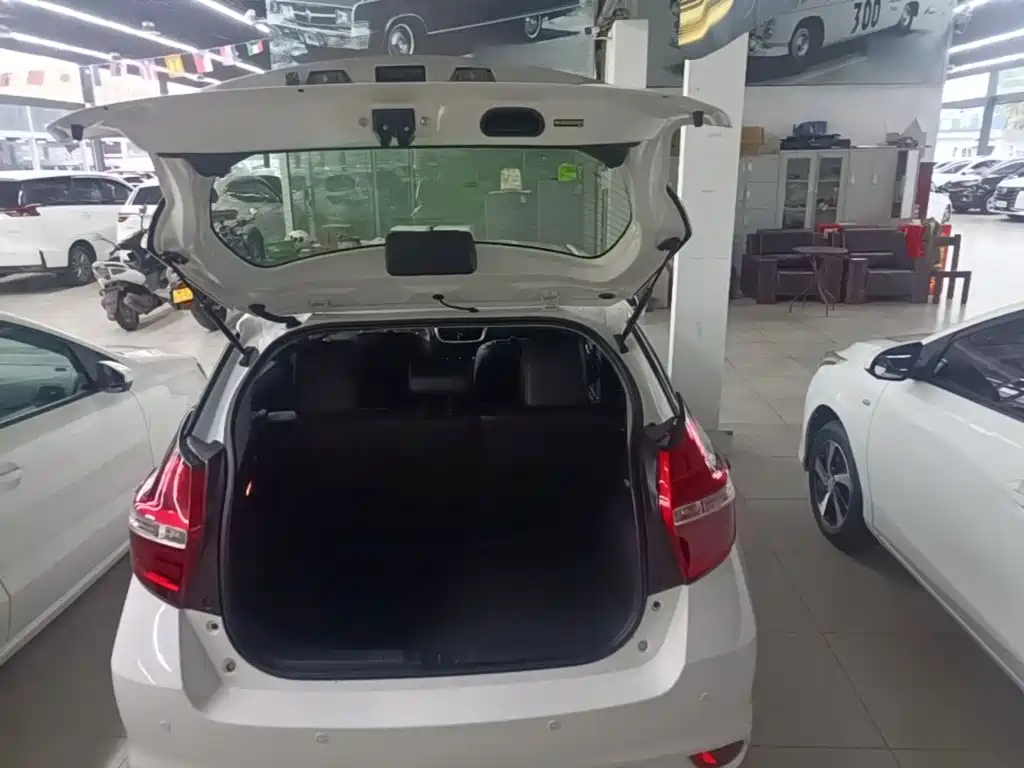 Toyota Yaris L — миниатюра 19
