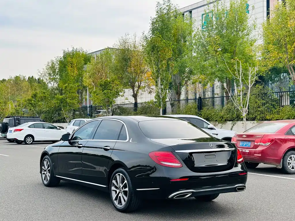 Mercedes-Benz E-Class — миниатюра 4