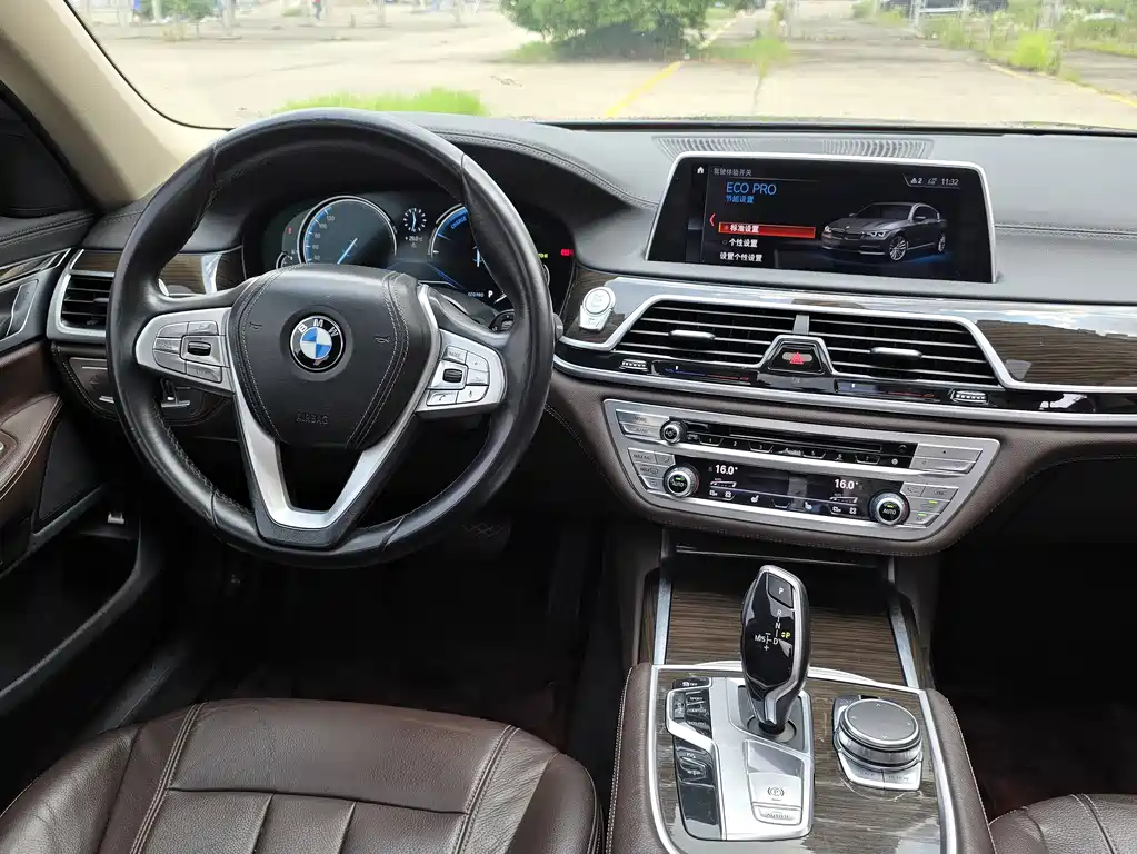 BMW 7 Series — миниатюра 11
