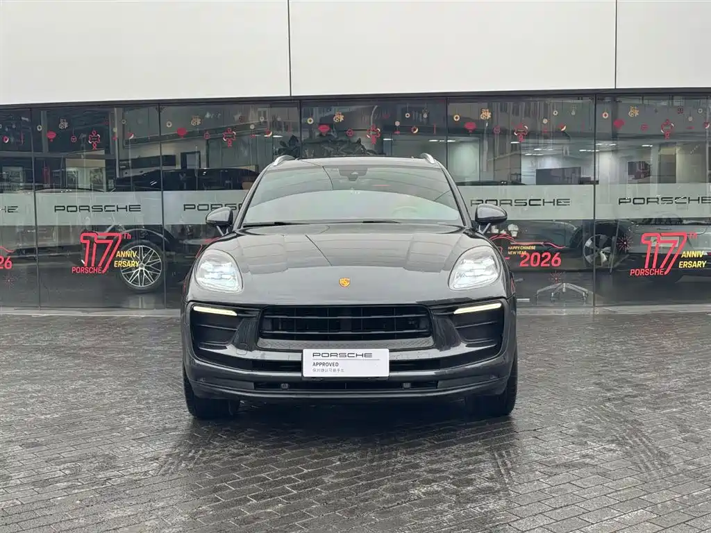 PORSCHE MACAN