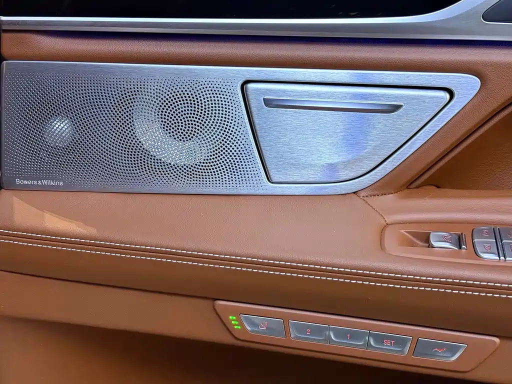 BMW 7 Series — миниатюра 13