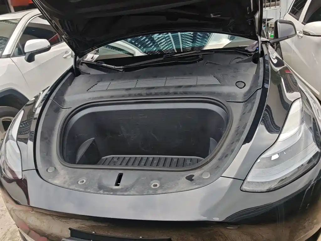 Tesla Model Y — миниатюра 20