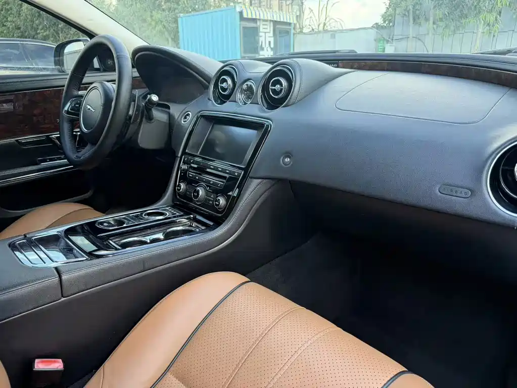Jaguar XJ — миниатюра 16