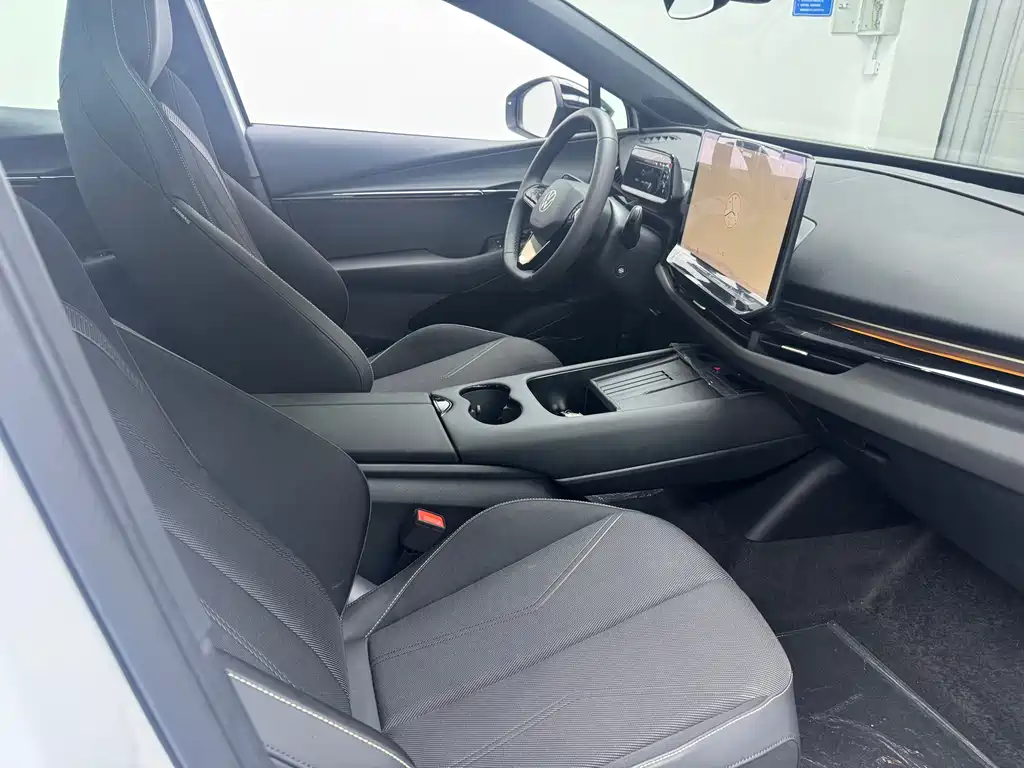 VOLKSWAGEN WITH THE CROWD 06