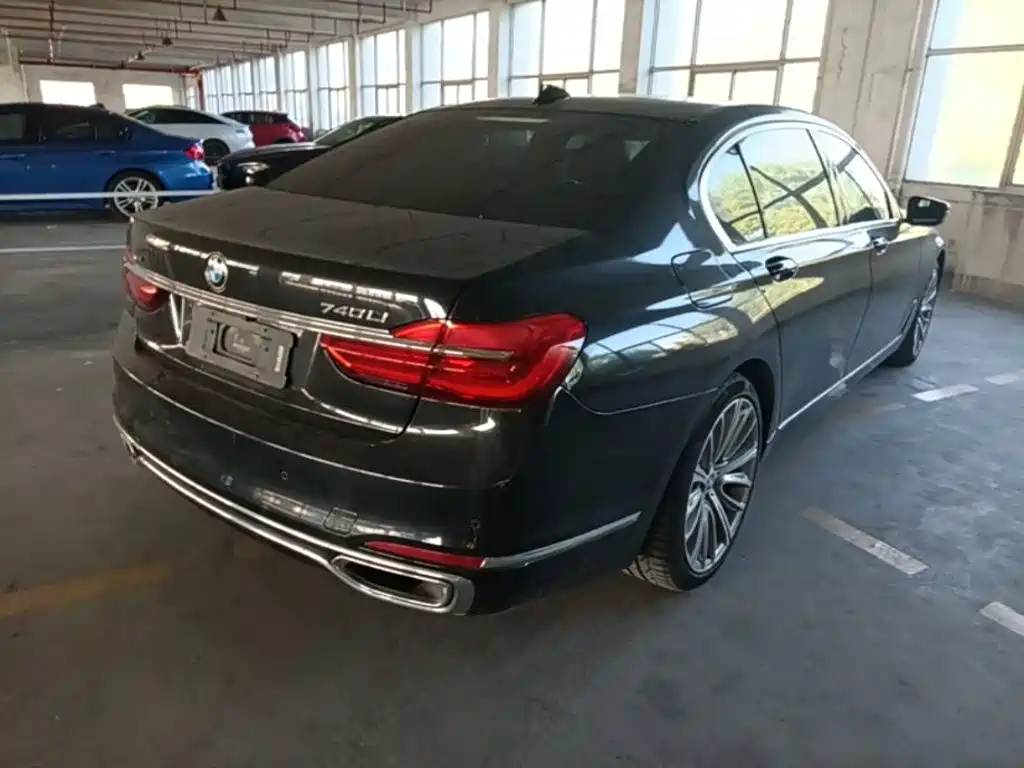 BMW 7 Series — миниатюра 7