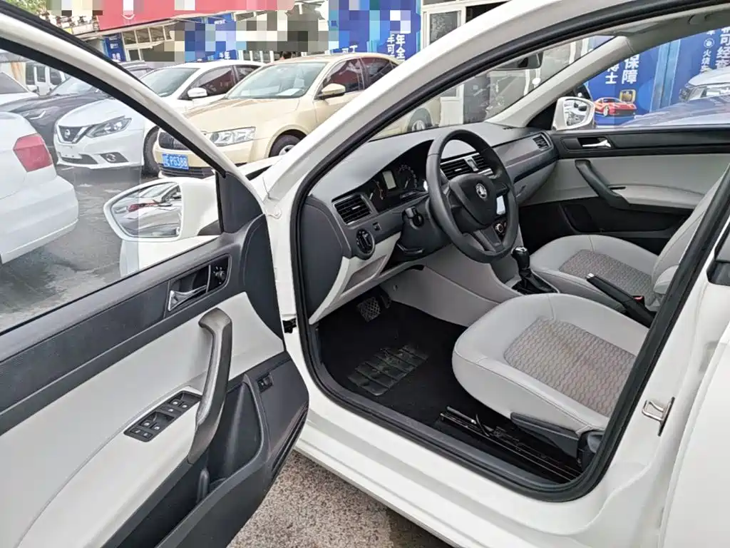 Skoda Rapid — миниатюра 16