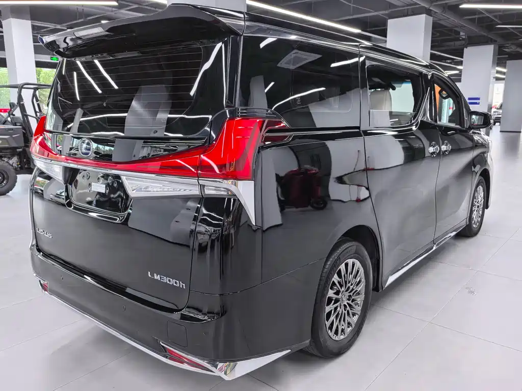 LEXUS LM