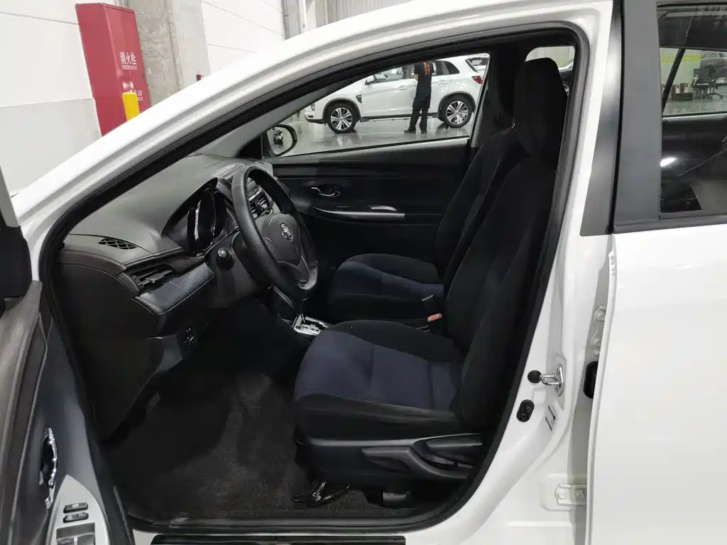 Toyota Yaris L — миниатюра 10