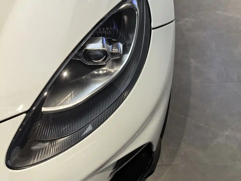 Aston Martin DBX — миниатюра 3