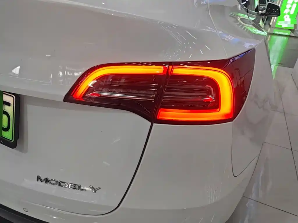 Tesla Model Y — миниатюра 8