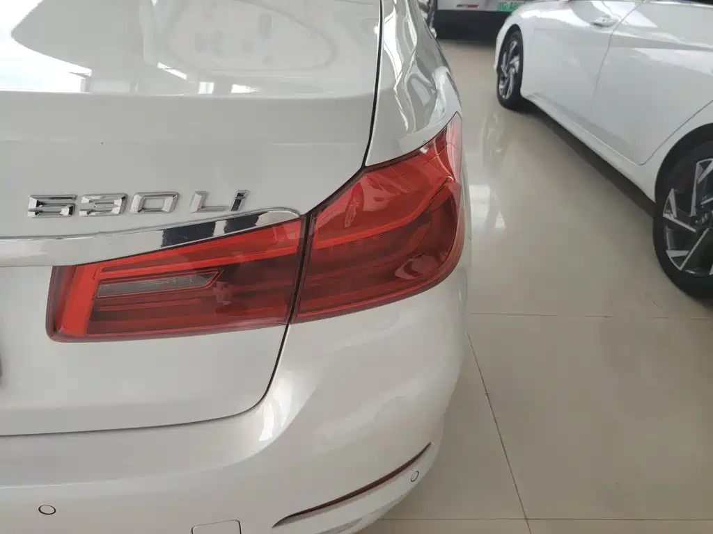 BMW 5 Series — миниатюра 9