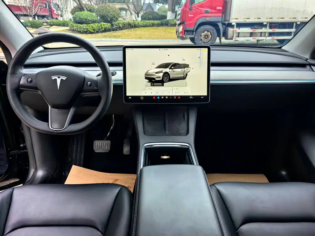 TESLA MODEL Y