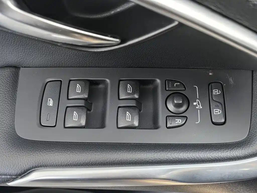 Volvo V40 — миниатюра 9