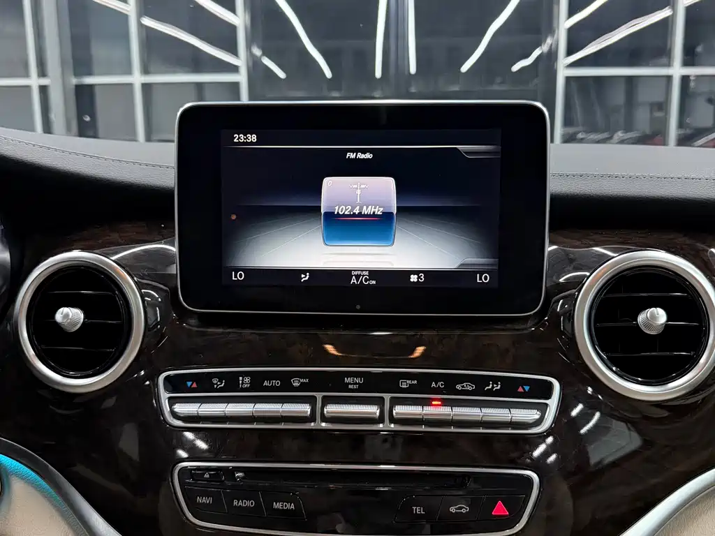 Mercedes-Benz V-Class V 2018 V 260 Luxury VI