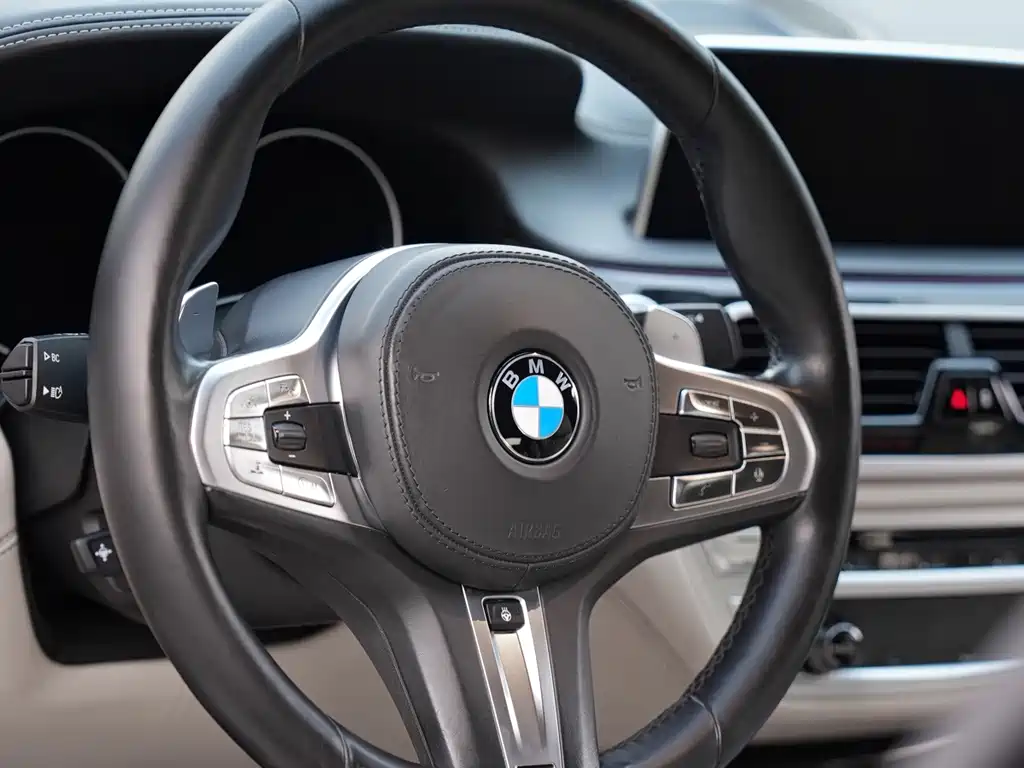 BMW 7 Series — миниатюра 11