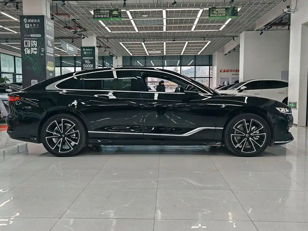 VOYAH LANTU CHASING LIGHT