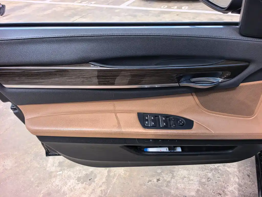 BMW 7 Series — миниатюра 7