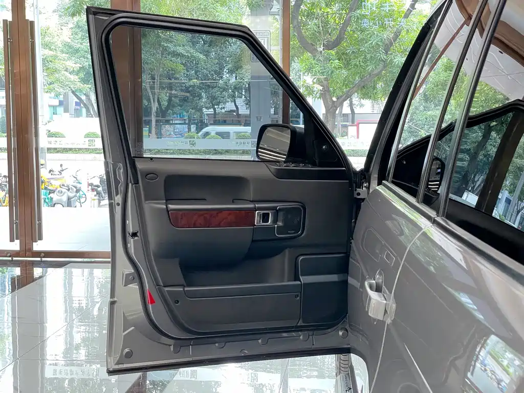 Land Rover Range Rover — миниатюра 25