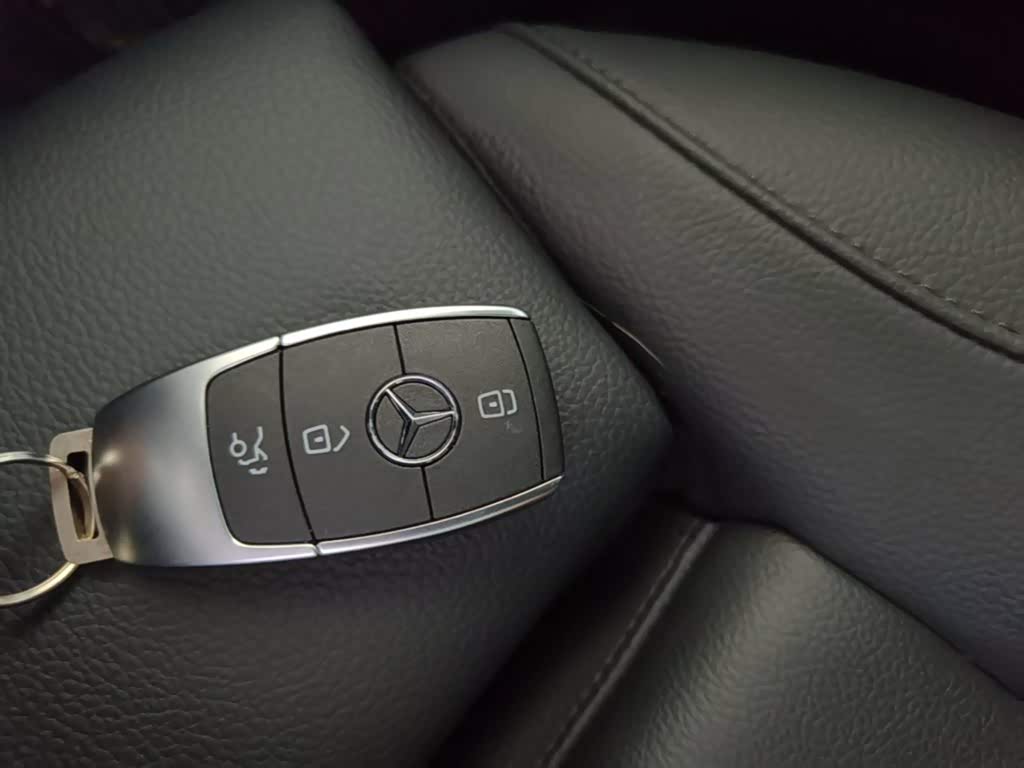 Mercedes-Benz GLB 1.3 л 2022 г. Белый, пробег 25600 км