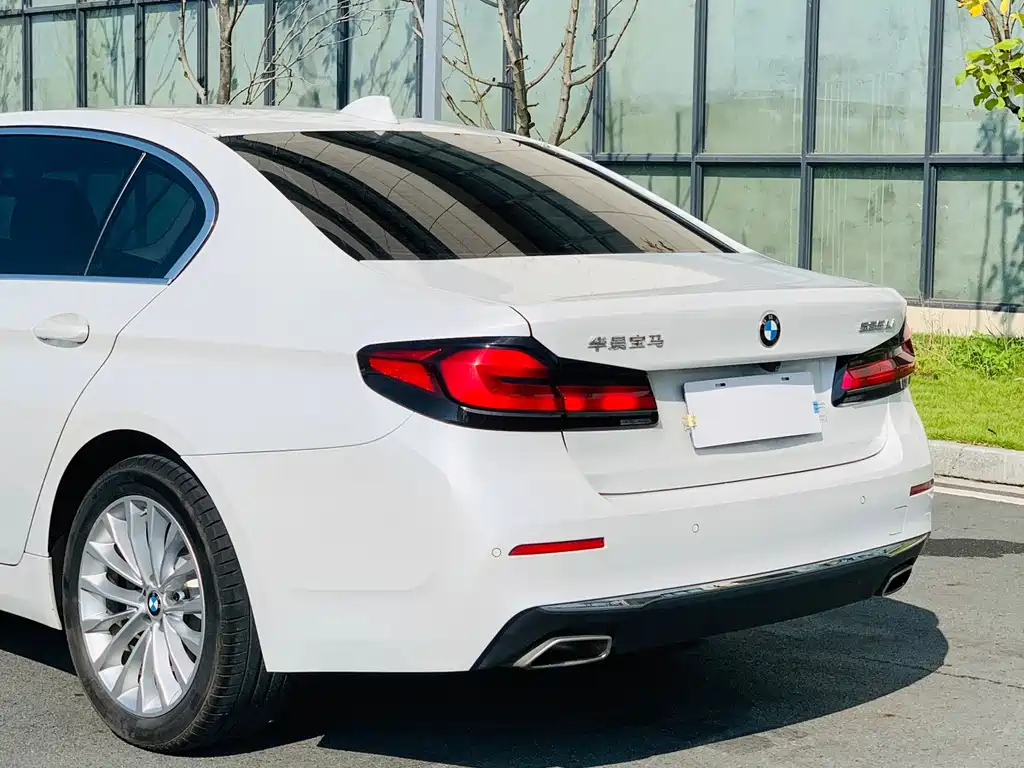 BMW 5 Series — миниатюра 7