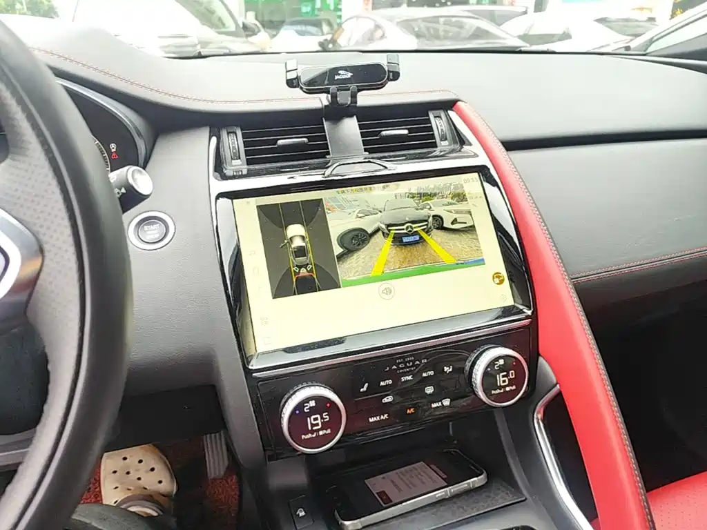 Jaguar E-PACE — миниатюра 13